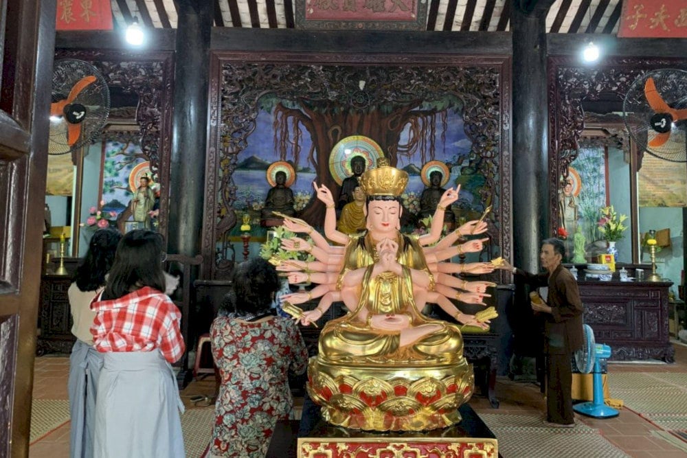 The thousand-armed Buddha statue stands gracefully at the main hall